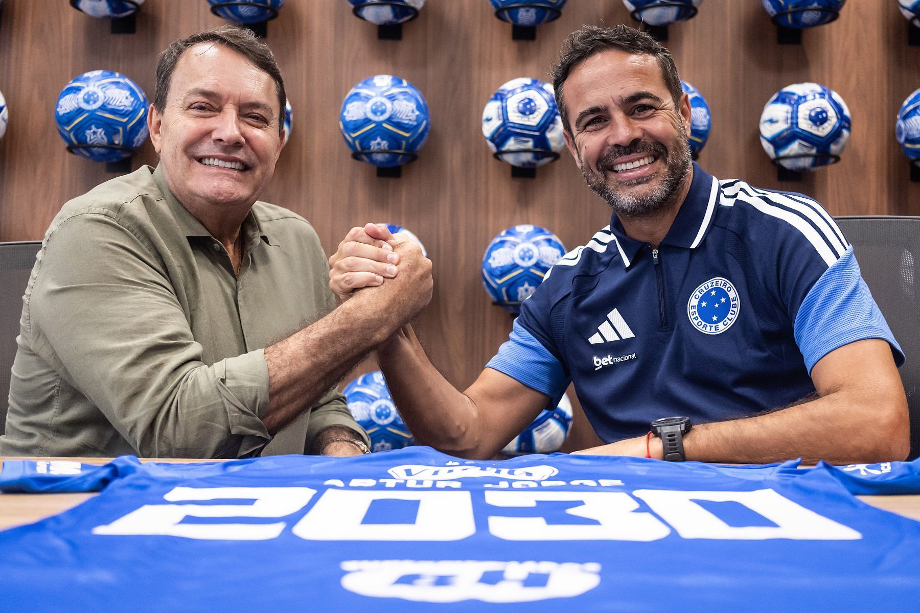Quem chega? Artur Jorge abre o jogo sobre atuação do Cruzeiro no mercado da bola