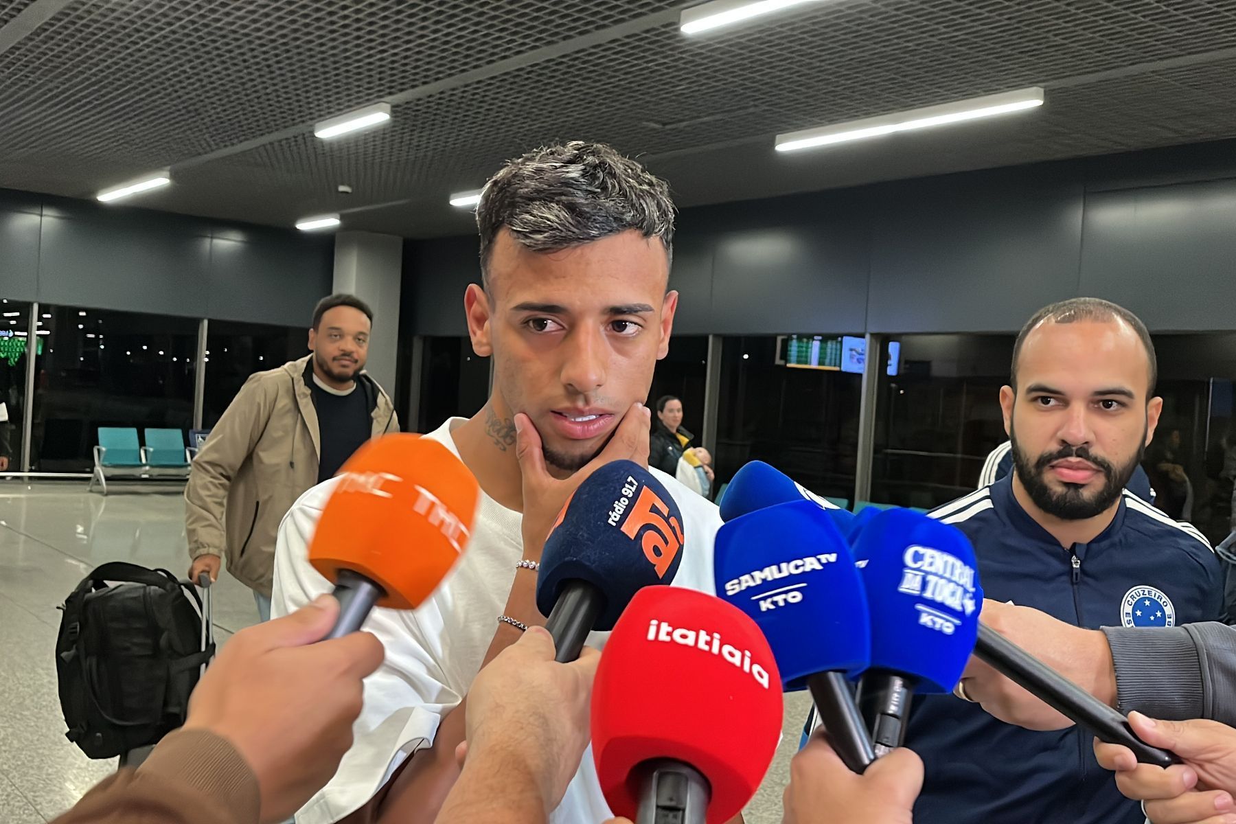 Lucho Rodríguez desembarca em Belo Horizonte para fazer exames e assinar com Cruzeiro