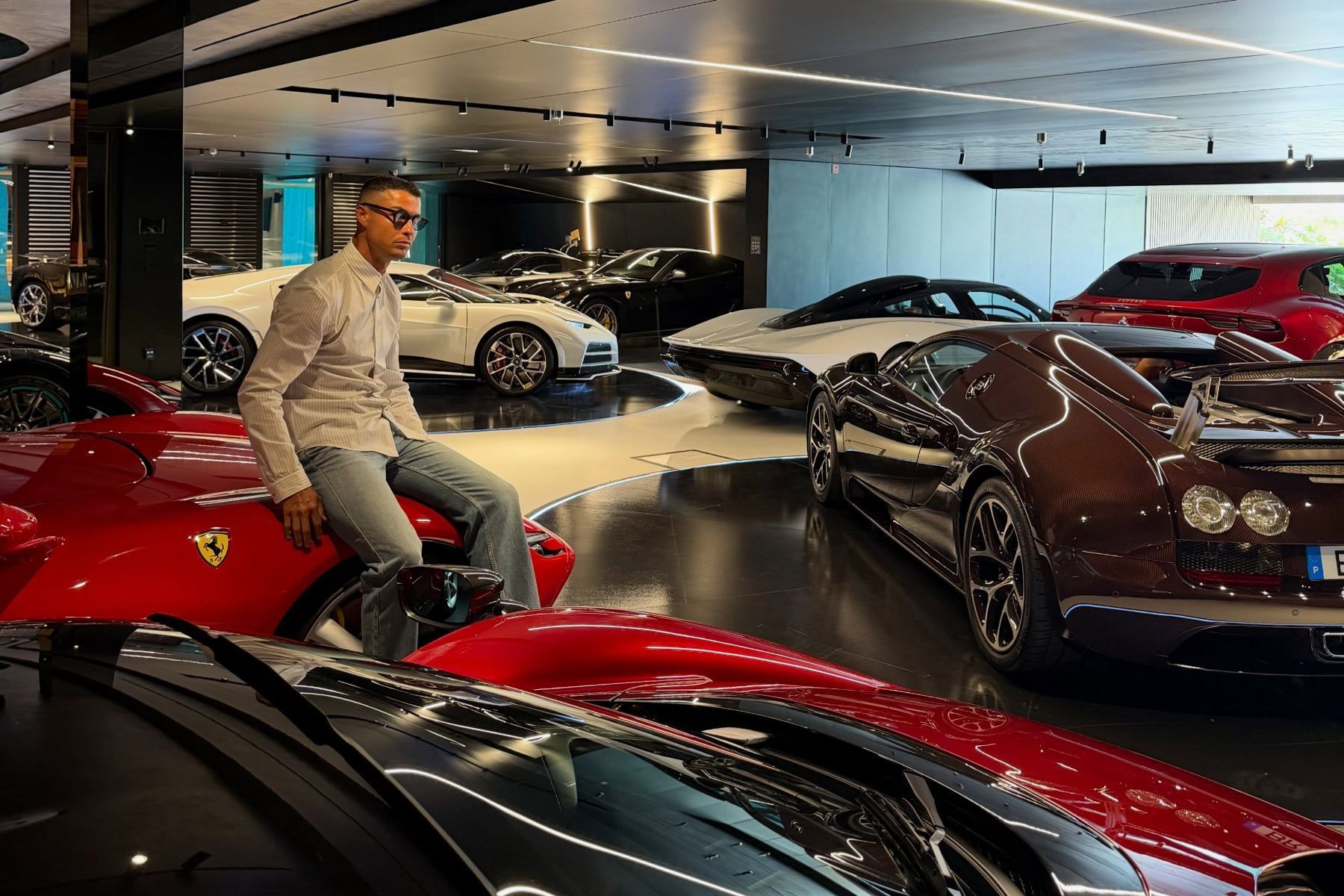 CR7 ‘abre a garagem’ e mostra carros de luxo; veja coleção