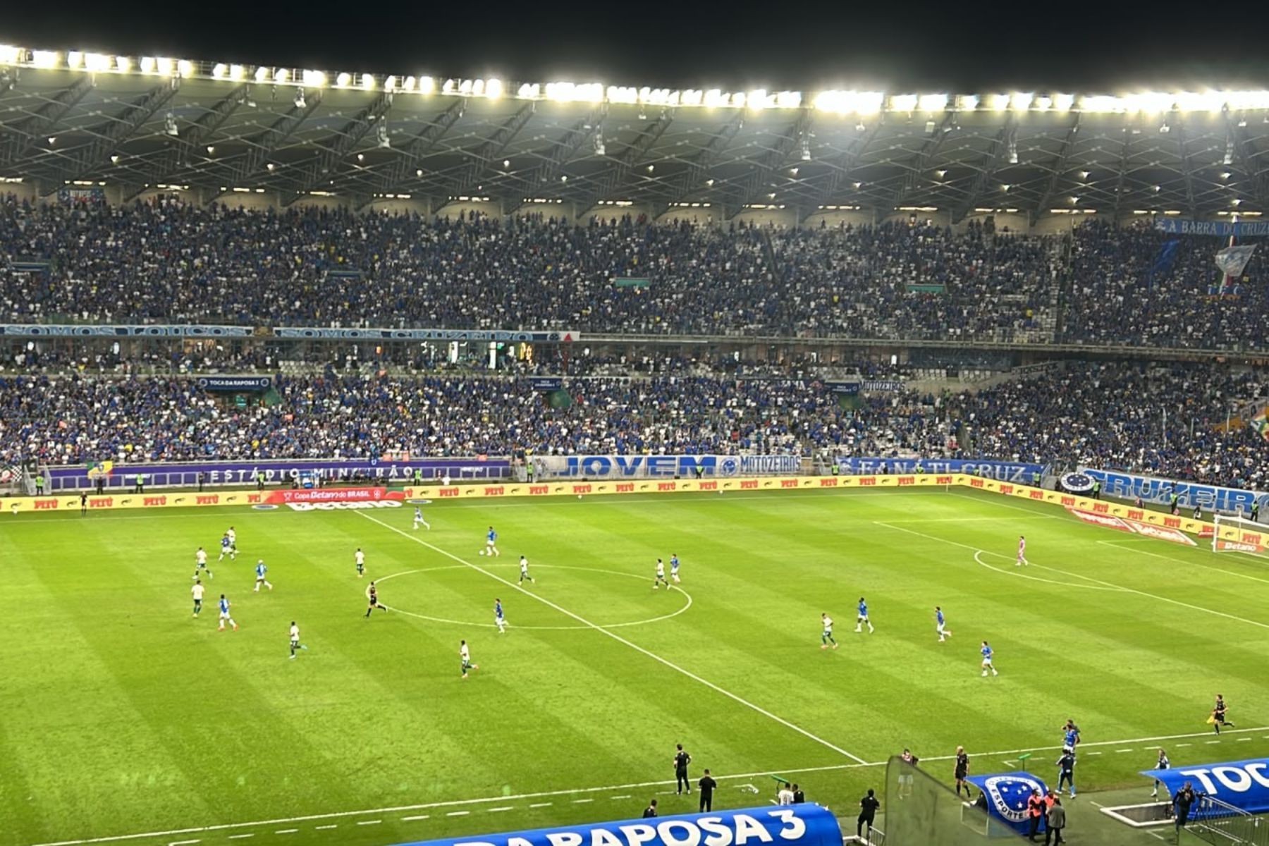 Reforço do Cruzeiro vai ao Mineirão e acompanha jogo contra Chapecoense