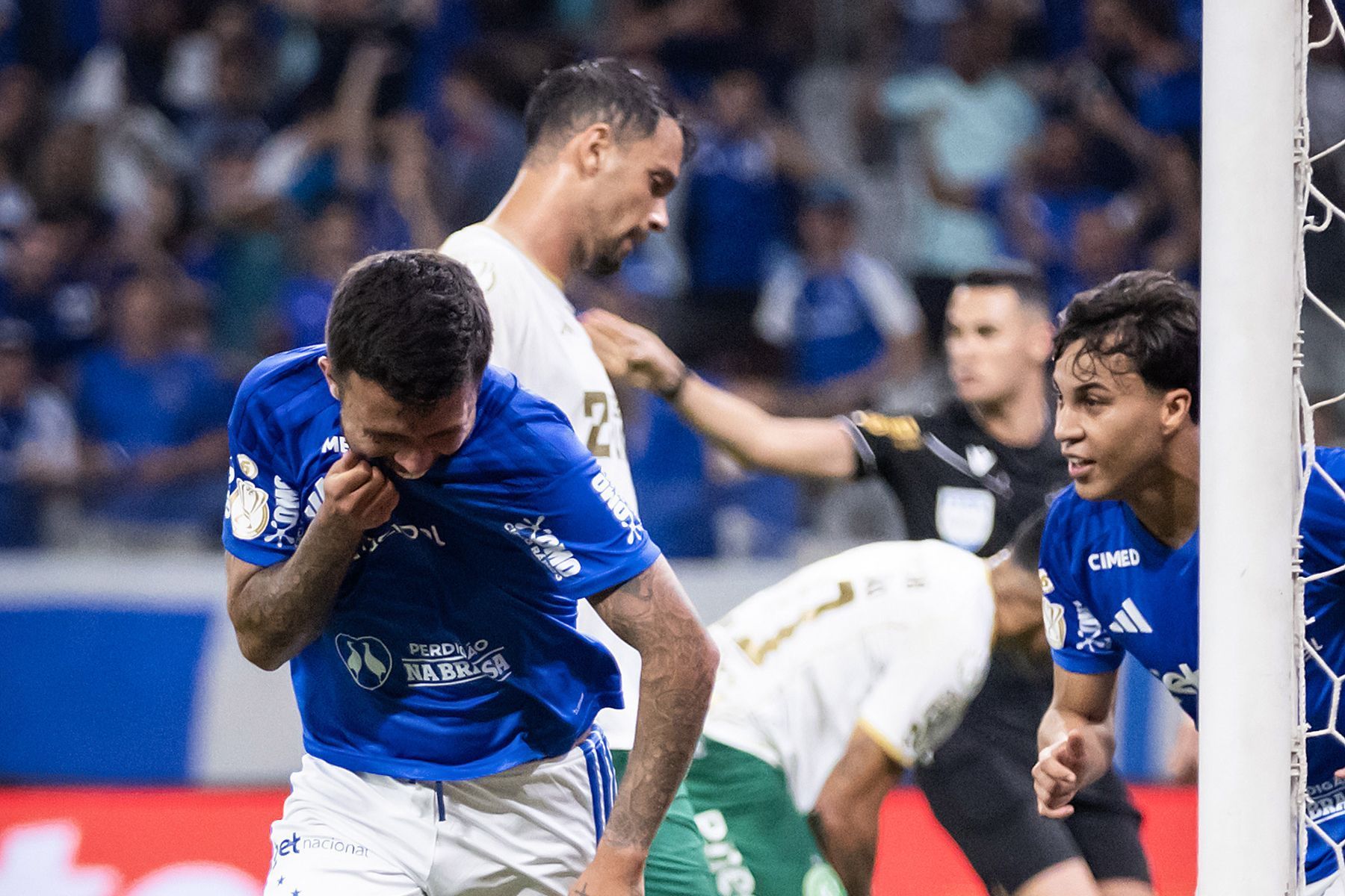 Cruzeiro faz dever de casa, domina Chape no Mineirão e avança na Copa do Brasil