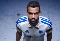 Cruzeiro lança uniforme com referência às 'estrelas' na história da Seleção Brasileira