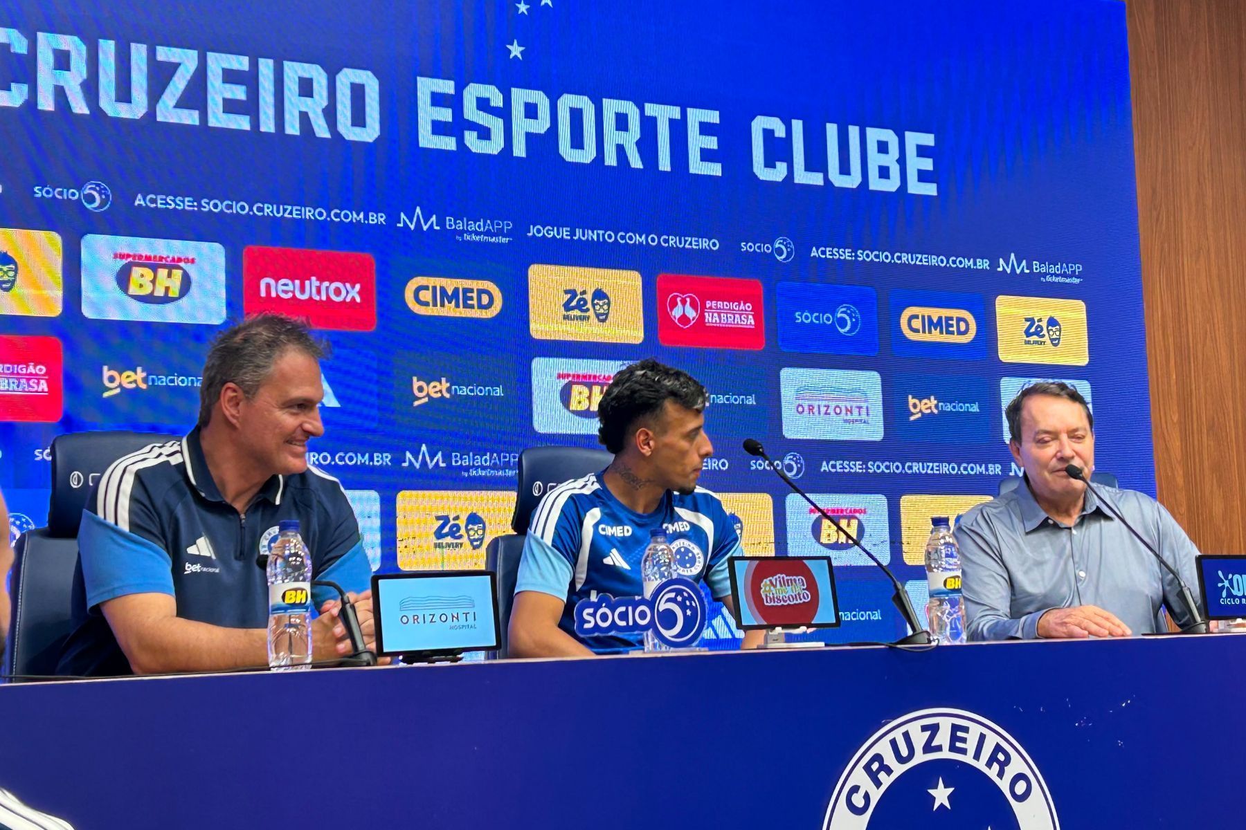 Lucho Rodríguez é apresentado pelo Cruzeiro e ressalta tamanho do clube: 'Muito contente'