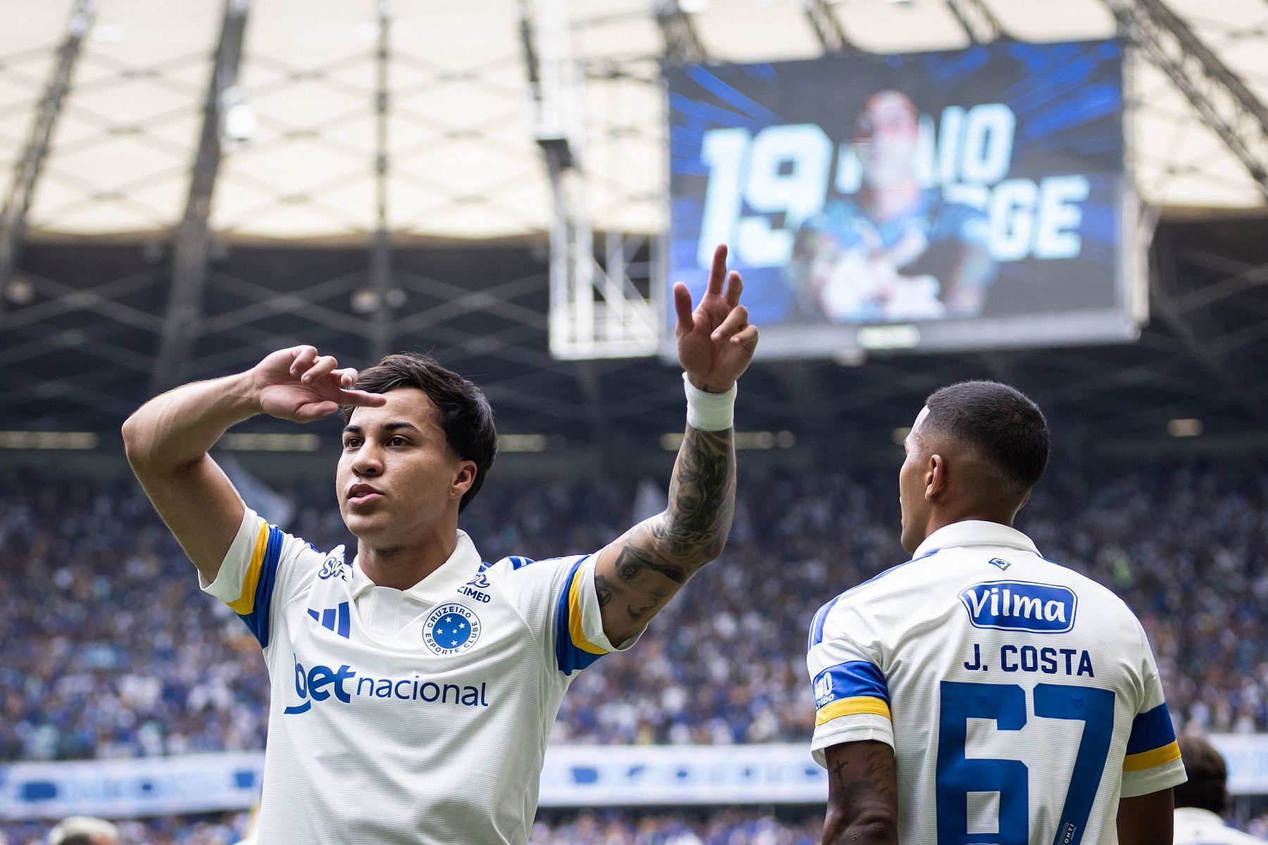 Com golaços, Cruzeiro vence Mirassol no Mineirão e 'cola' no G4 do Brasileirão