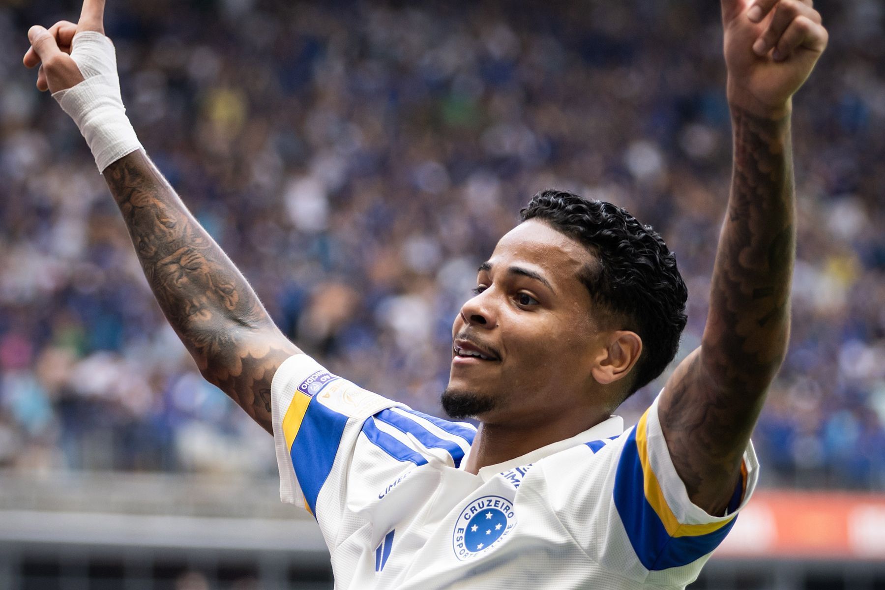 Cássio manda recado a Wesley após 'estreia perfeita' pelo Cruzeiro