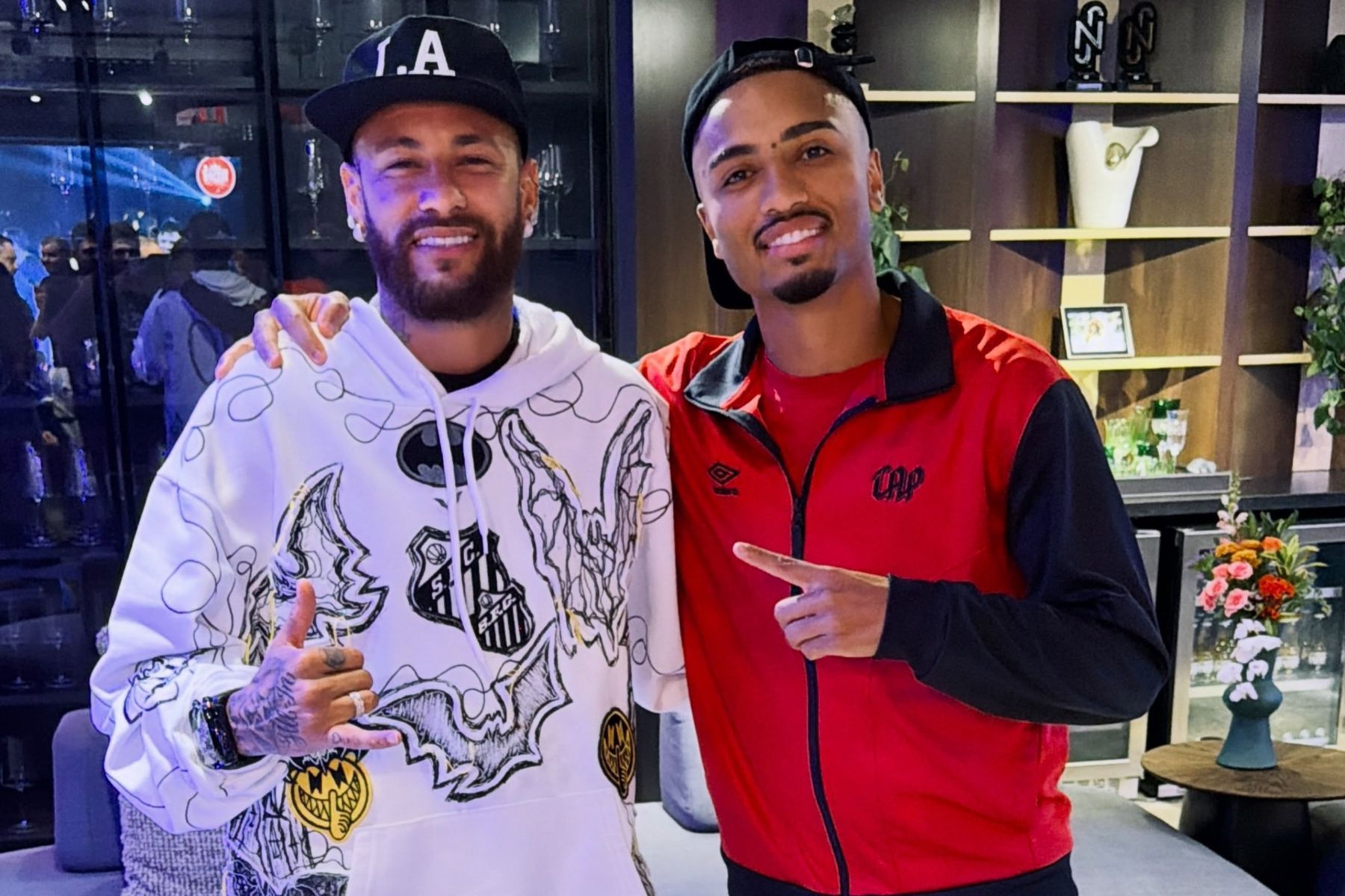 Destaque do Athletico-PR posa ao lado de Neymar após jogar contra o Santos: 'Que honra'