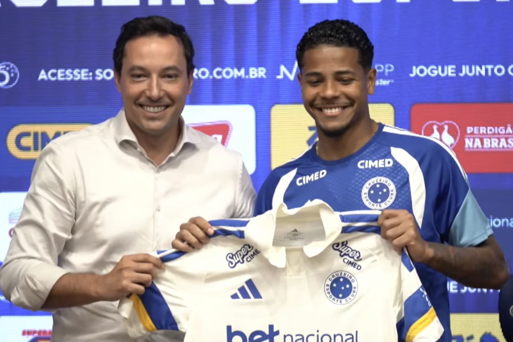Após 'estreia dos sonhos', Wesley é apresentado pelo Cruzeiro e faz agradecimento
