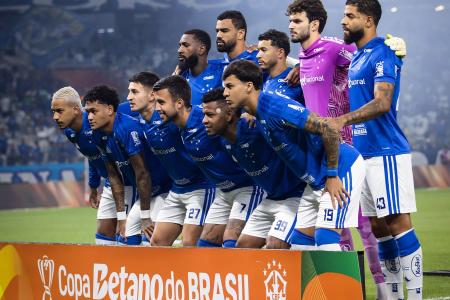 Time do Cruzeiro posado antes de jogo pela Copa do Brasil