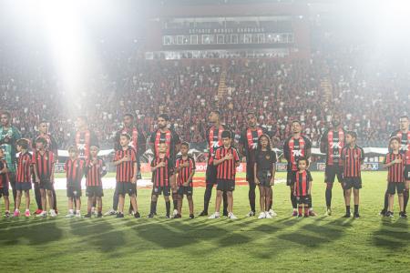 Elenco do Vitória na partida entre o Athletico-PR pela Copa do Brasil