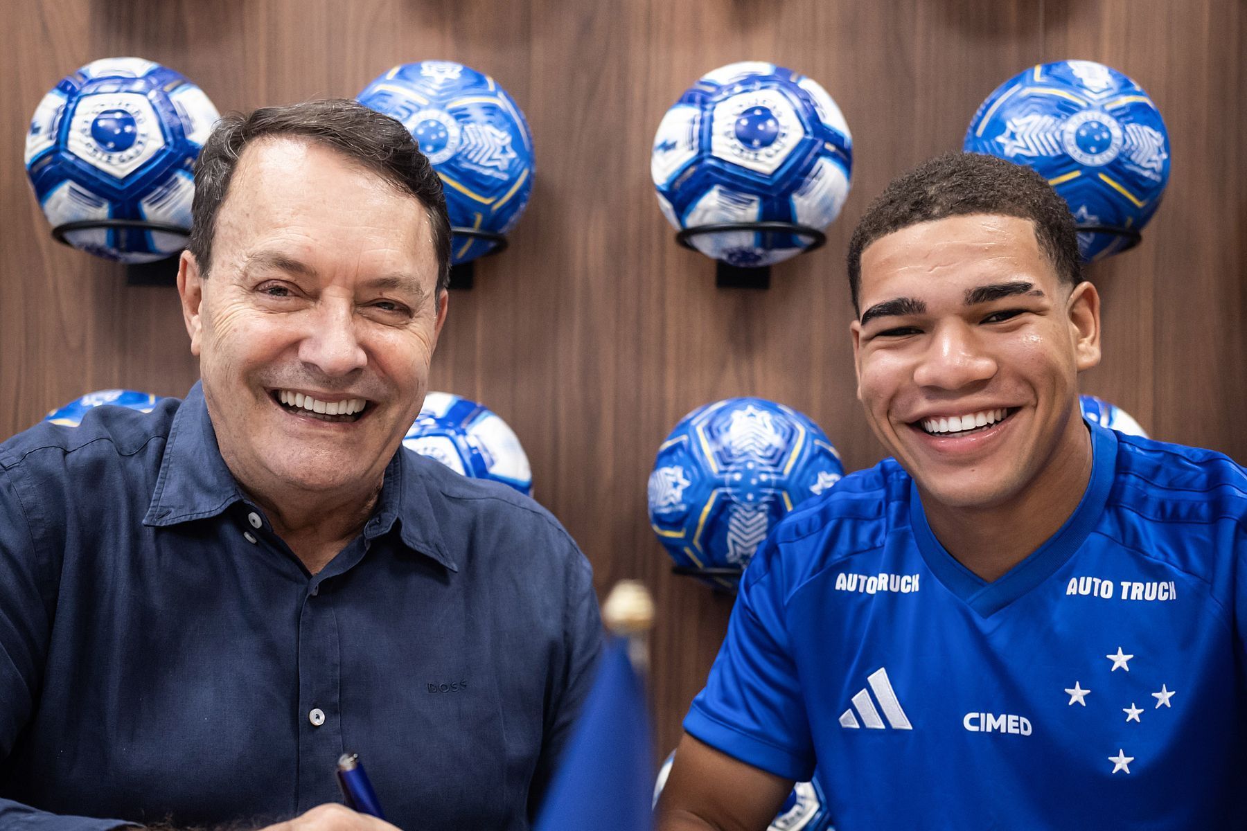 Cruzeiro anuncia contrato profissional com joia do sub-17 e se protege no mercado