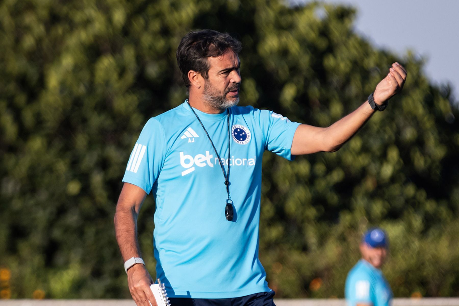 Escalação do Cruzeiro: Artur Jorge busca soluções para desfalques contra o Flamengo