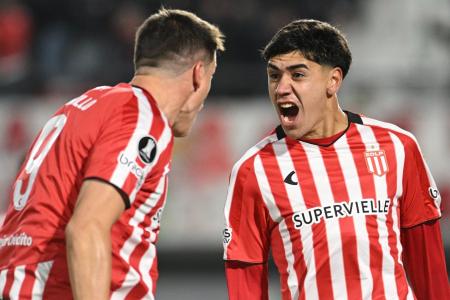 Jogadores do Estudiantes comemoram gol sobre a Universidad Católica • Reprodução/X Estudiantes
