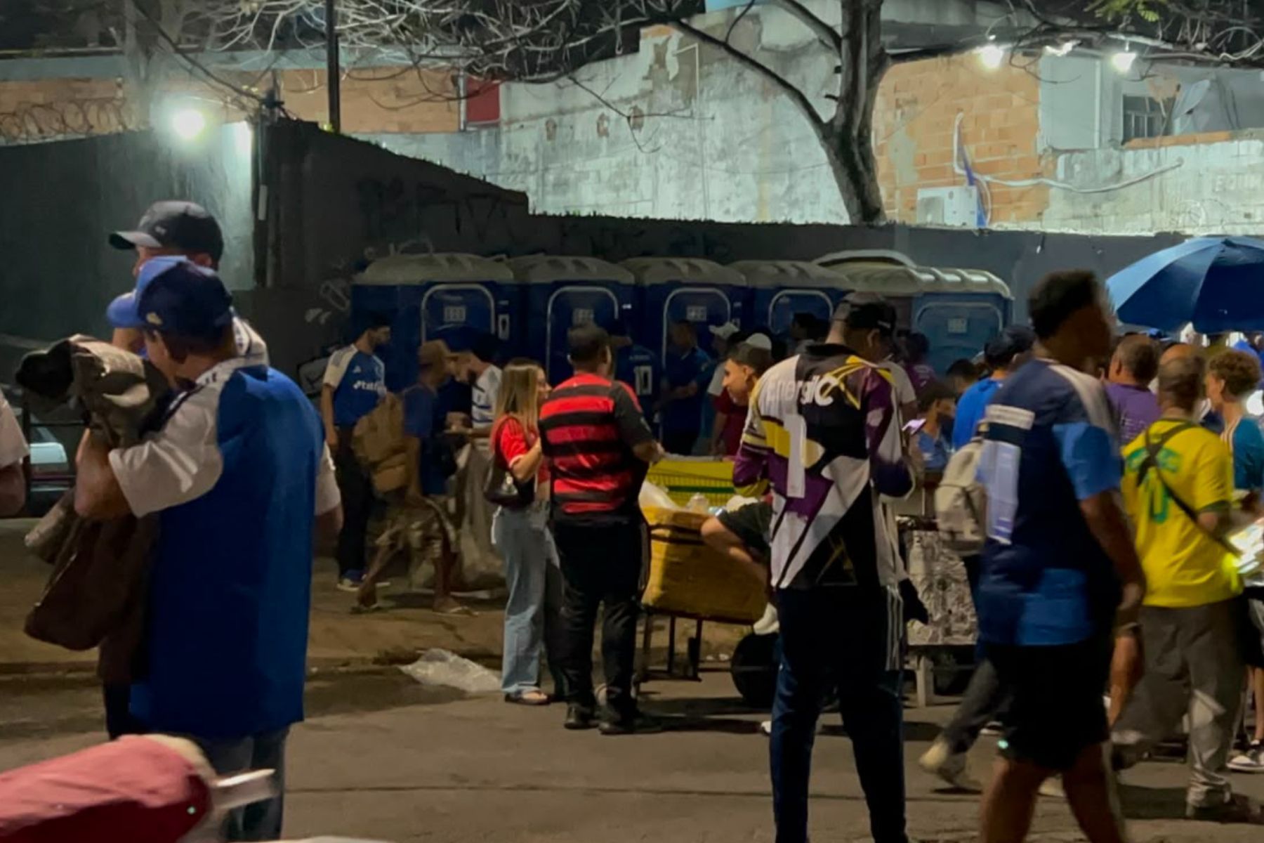 Torcedores de Cruzeiro e Flamengo confraternizam antes de jogo no Mineirão