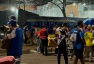 Torcedores de Cruzeiro e Flamengo confraternizam antes de jogo no Mineirão