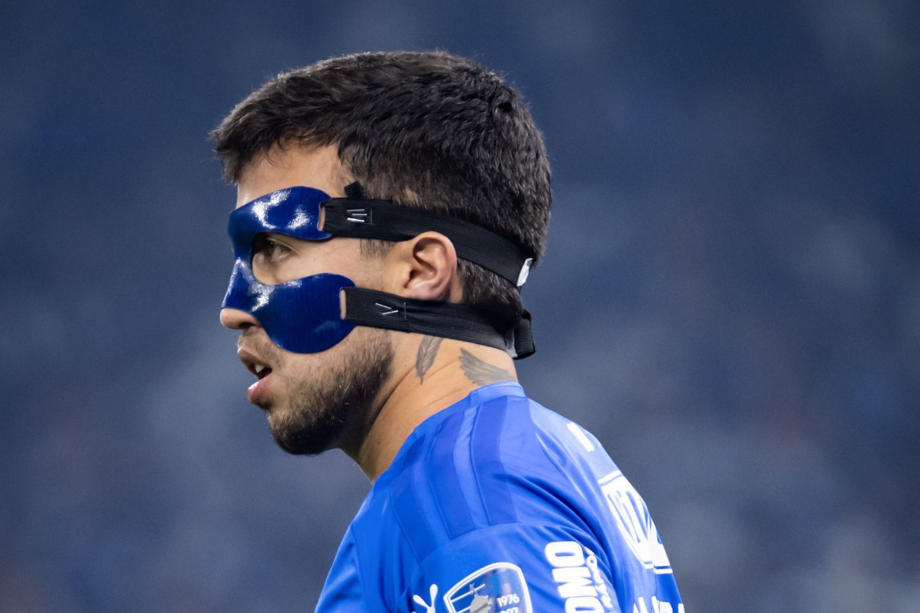 Titular do Cruzeiro usa máscara para jogar contra Flamengo, mas 'recurso' dura pouco
