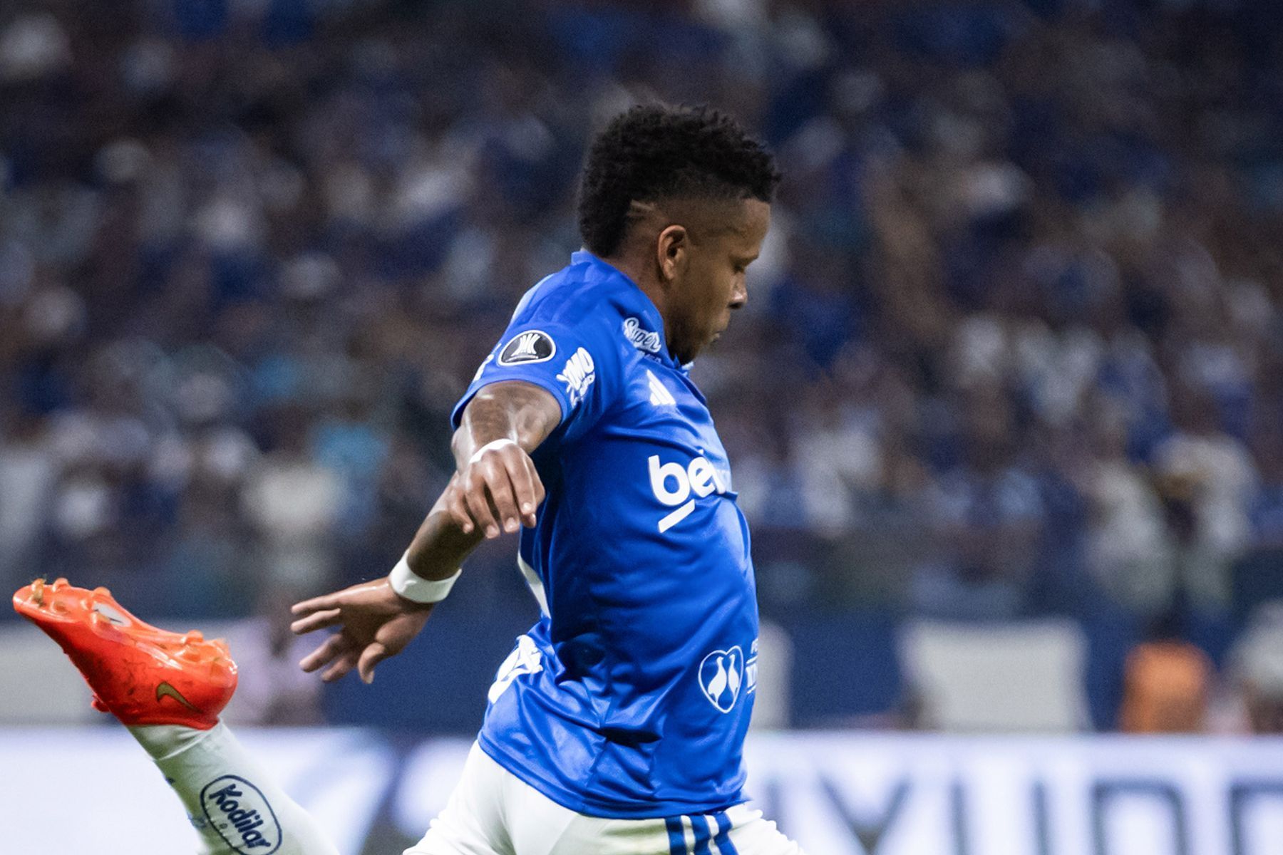 Arroyo 'espanta' má fase com golaço pelo Cruzeiro contra o Flamengo