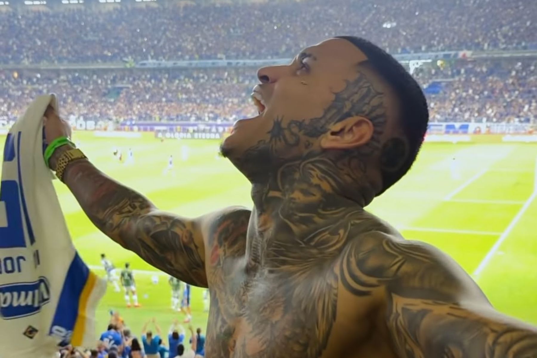 'Rei do brega funk' vai à loucura no Mineirão contra Flamengo e se declara ao Cruzeiro