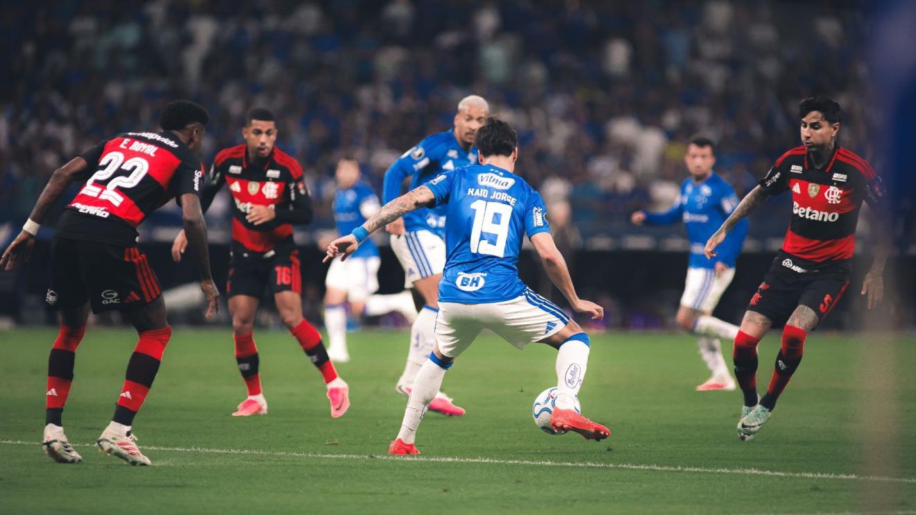 Ex-jogador diz que Cruzeiro joga mais que Flamengo e faz constataçao sobre Artur Jorge