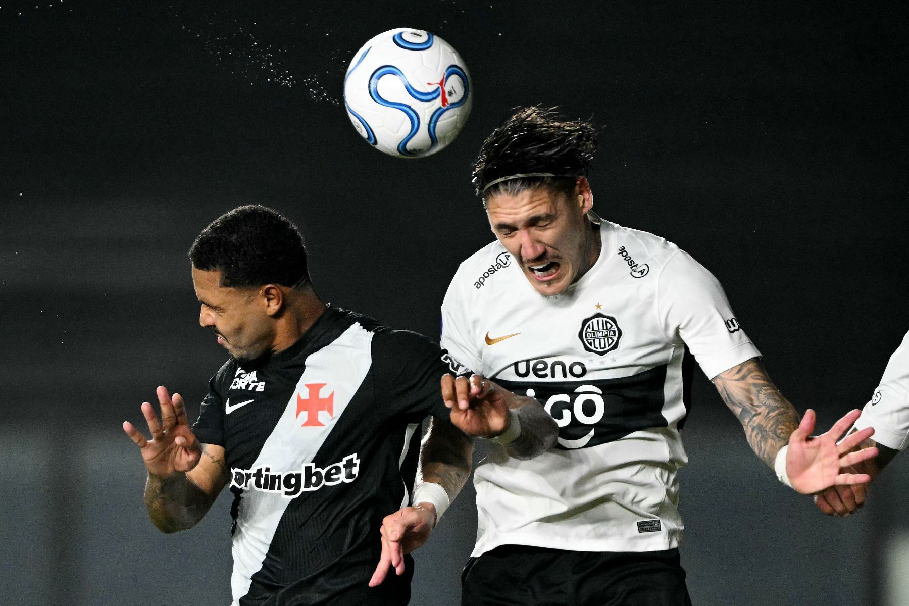 Vasco domina o Olimpia, perde chances e fica no empate pelas oitavas da Sul-Americana