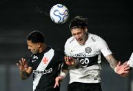 Vasco domina o Olimpia, perde chances e fica no empate pelas oitavas da Sul-Americana