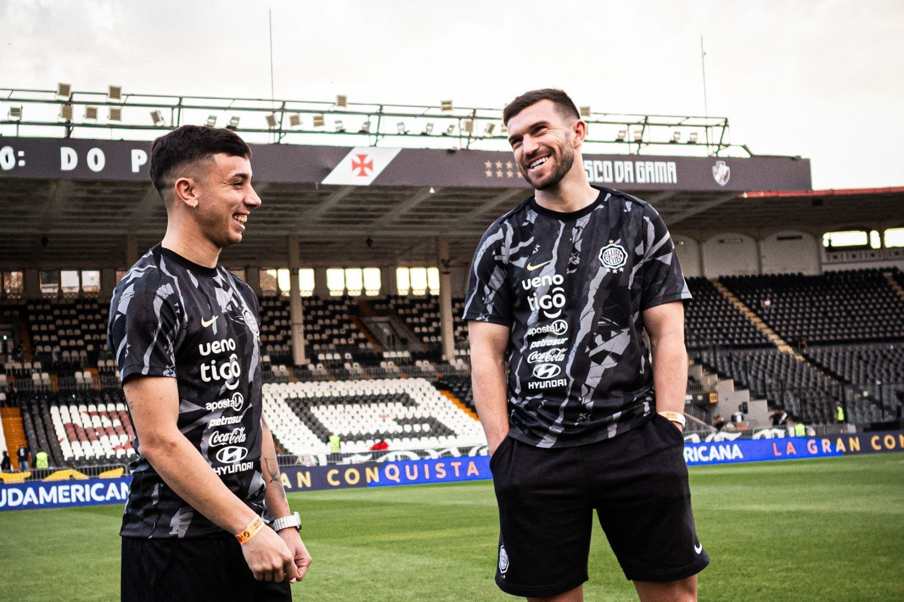Sensação da Copa do Mundo, lateral neozelandês amarga banco em Vasco x Olimpia