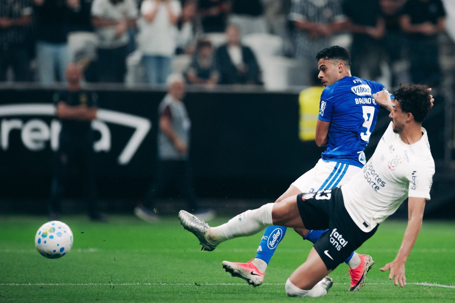Com heróis improváveis, Cruzeiro vence Corinthians em confronto direto no Brasileirão