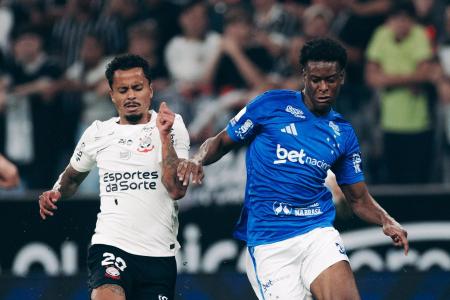 Jonathan Jesus em ação pelo Cruzeiro contra o Corinthians • Marco Galvão/Cruzeiro