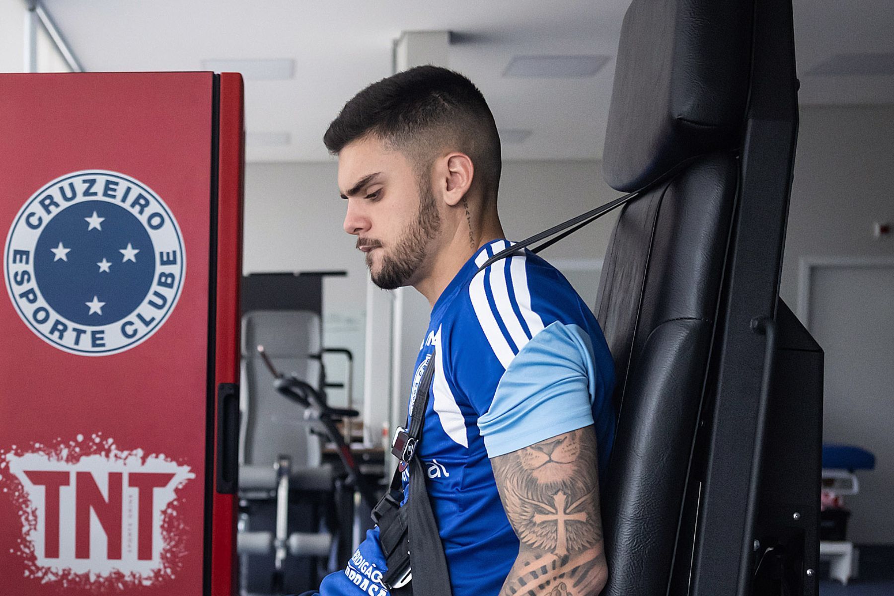 Pec acompanha vitória do Cruzeiro durante sessão de tratamento e manda recado a Wanderson