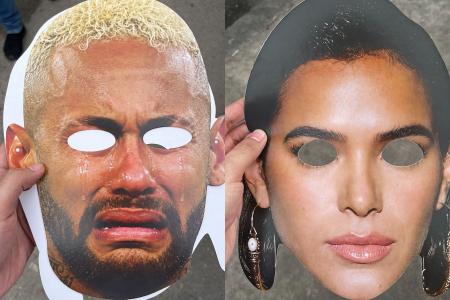 Máscaras distribuídas pela torcida do Vasco em provocação ao Neymar antes do duelo com o Santos