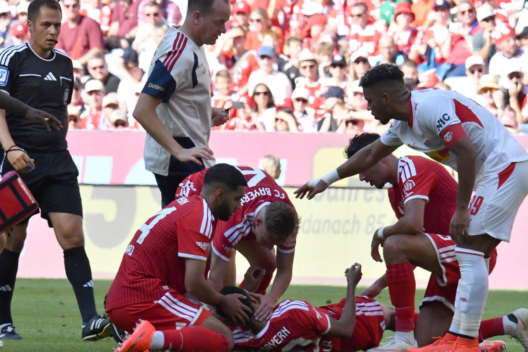 Musiala desmaia em campo após marcar gol em amistoso do Bayern de Munique