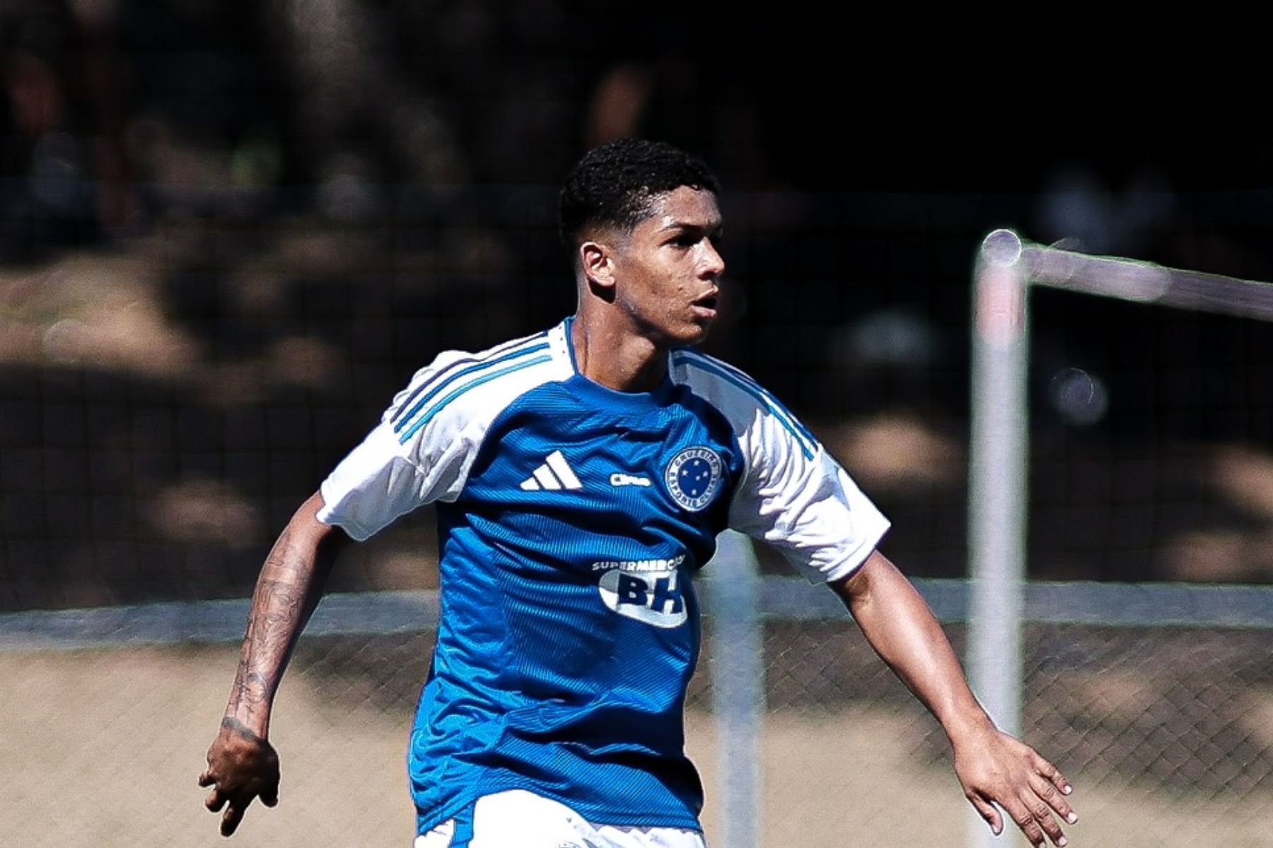 Akiles negocia com clube brasileiro e deve deixar o Cruzeiro; saiba detalhes