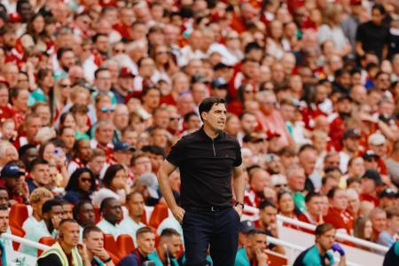 Andoni Iraola inicia o trabalho como técnico do Liverpool em 2026/27 • Divulgação/@LFC