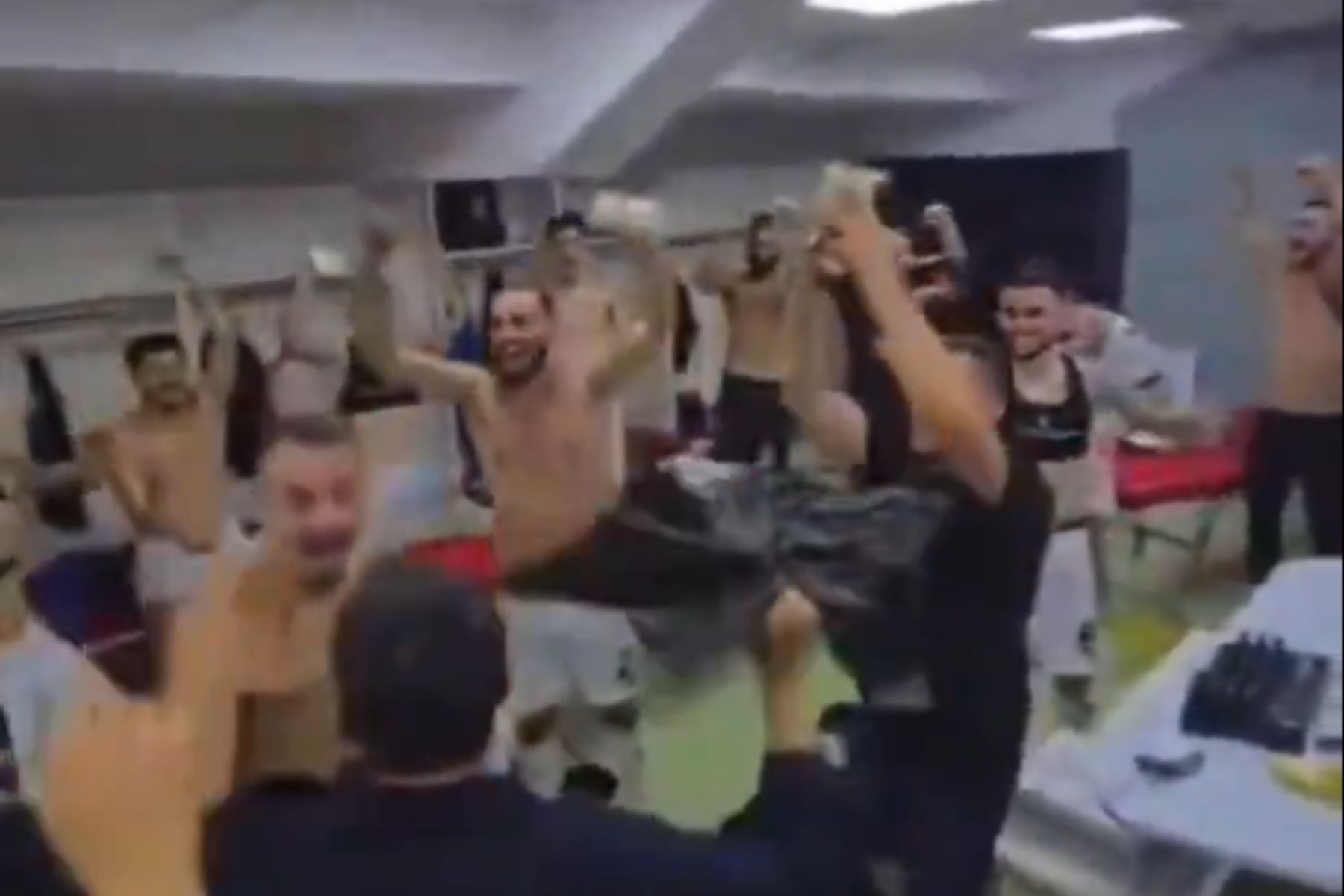 Presidente do Dinamo City viraliza ao distribuir dinheiro aos jogadores após goleada