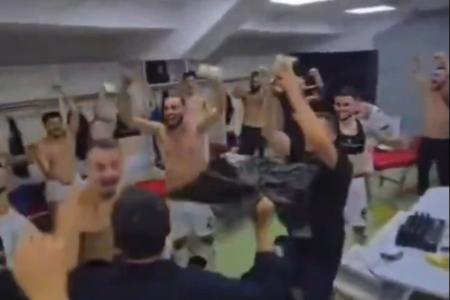 Presidente do Dinamo distribuindo dinheiro aos jogadores após vencer o Auda por 4 a 0