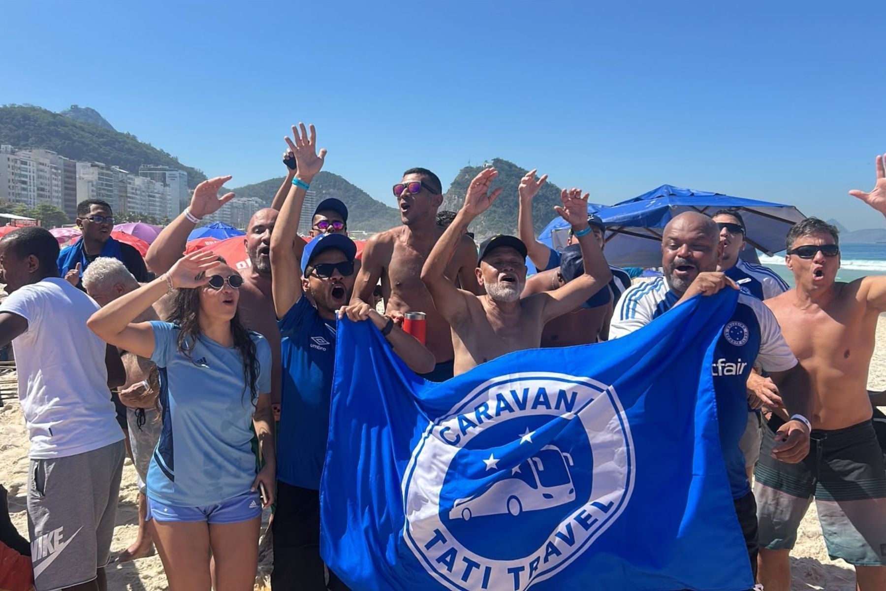 Com churrasco na praia, torcida do Cruzeiro 'invade' o RJ por classificação no Maracanã