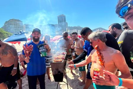 Gabriel, de Sete Lagoas, comanda o churrasco dos cruzeirenses na praia de Copacabana • Lucas Barbosa, Itatiaia