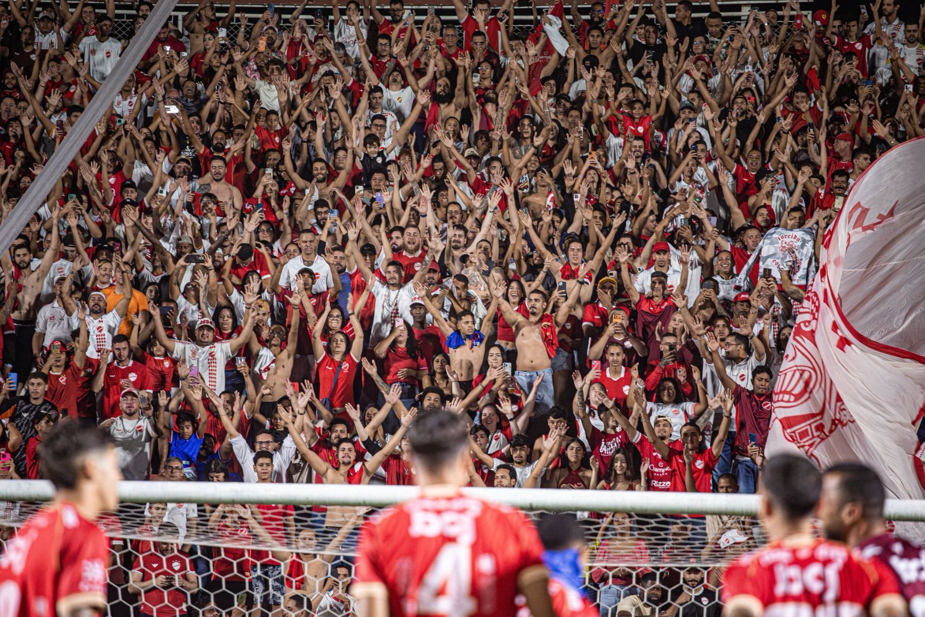 Vila Nova atropela a Ponte Preta e segue na cola dos líderes da Série B do Brasileiro