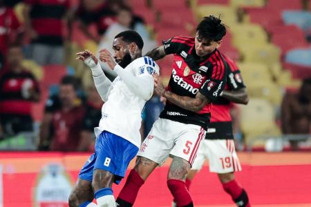 Flamengo x Cruzeiro: Erick Pulgar disputa com Gerson no Maracanã