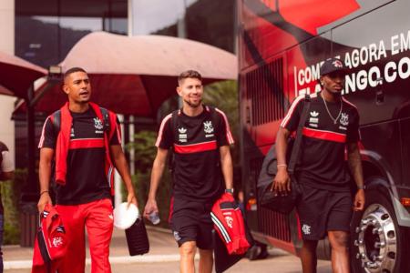 Samuel Lino, Jorginho e e Evertton Araújo no embarque do Flamengo para BH