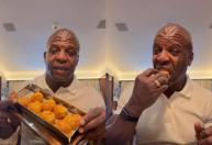 Terry Crews se rende ao pão de queijo e declara amor à iguaria: 'Absolutamente incrível'