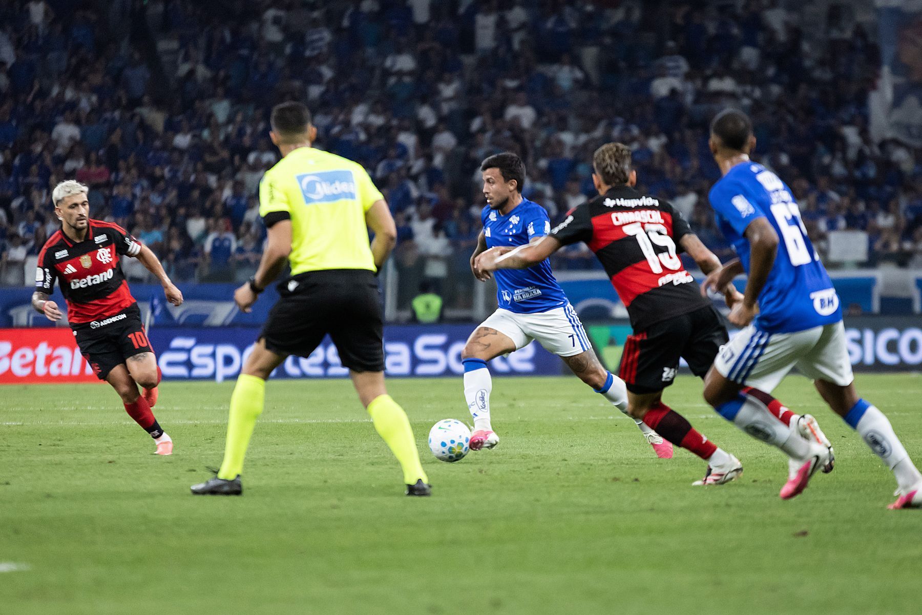 Meia do Cruzeiro abre o jogo sobre conversa na Toca após eliminação na Libertadores