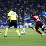 Meia do Cruzeiro abre o jogo sobre conversa na Toca após eliminação na Libertadores