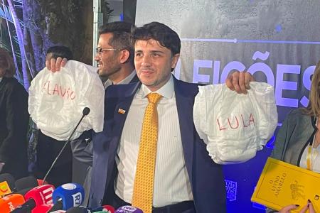 Renan Santos chega ao debate com fraldas geriátricas com nome de Lula e Flávio