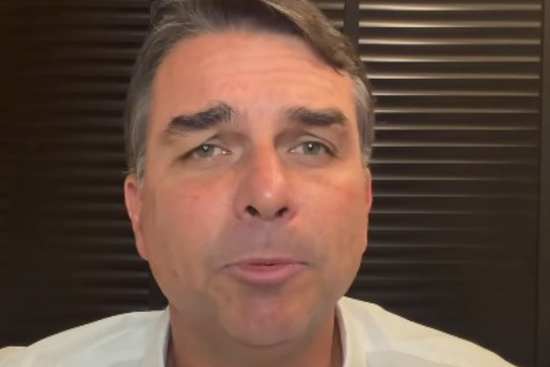 Flávio Bolsonaro explica nas redes motivo de ausência no 1º debate