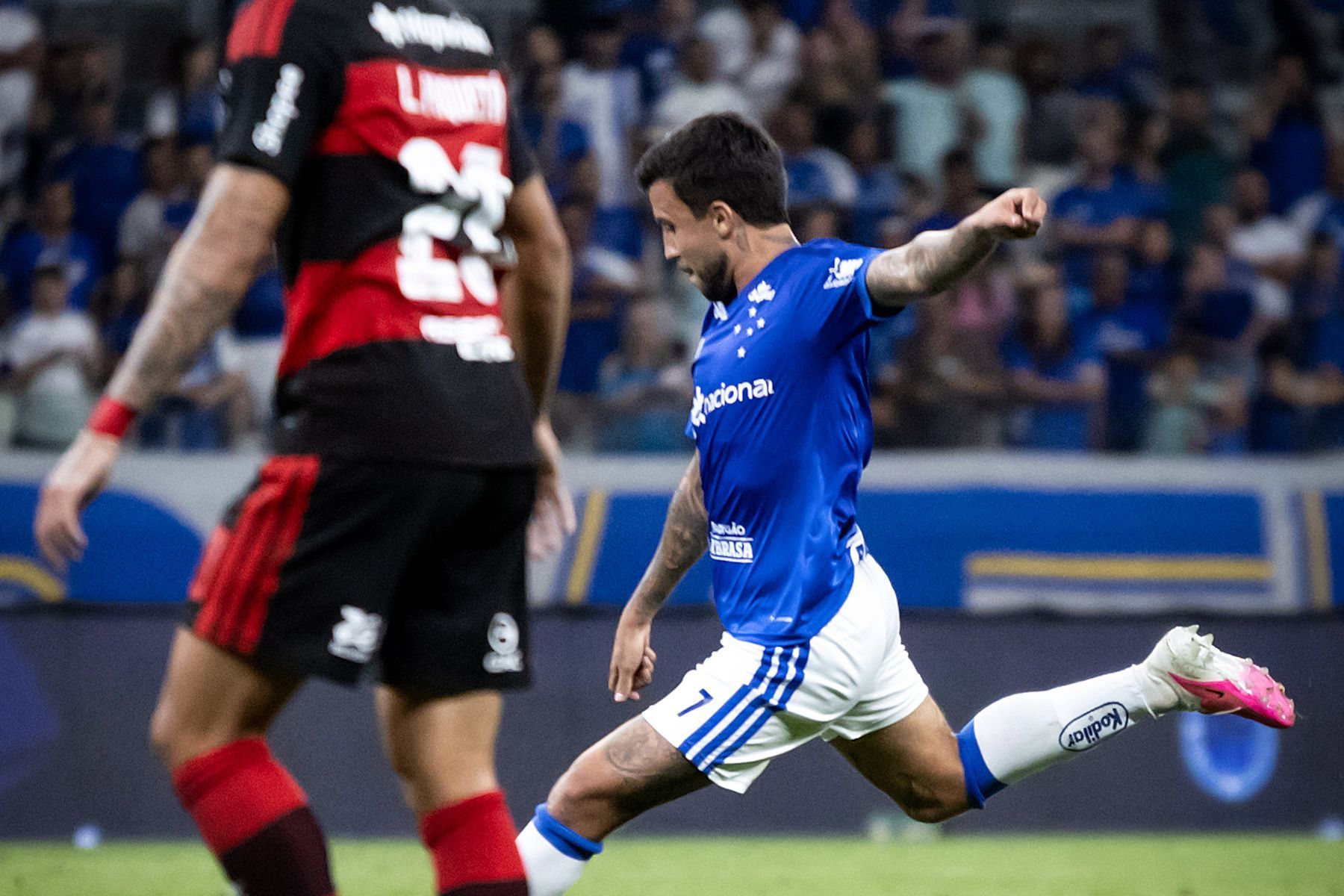 Meia do Cruzeiro aproveita chance contra o Flamengo e se credencia para clássicos