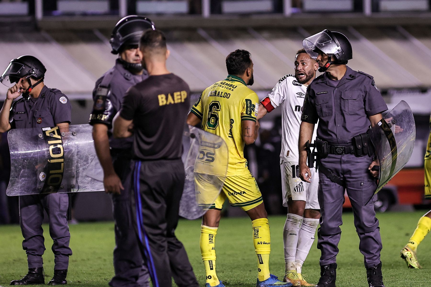 Santos é denunciado no STJD após cusparada em Reinado e pode perder mando de campo