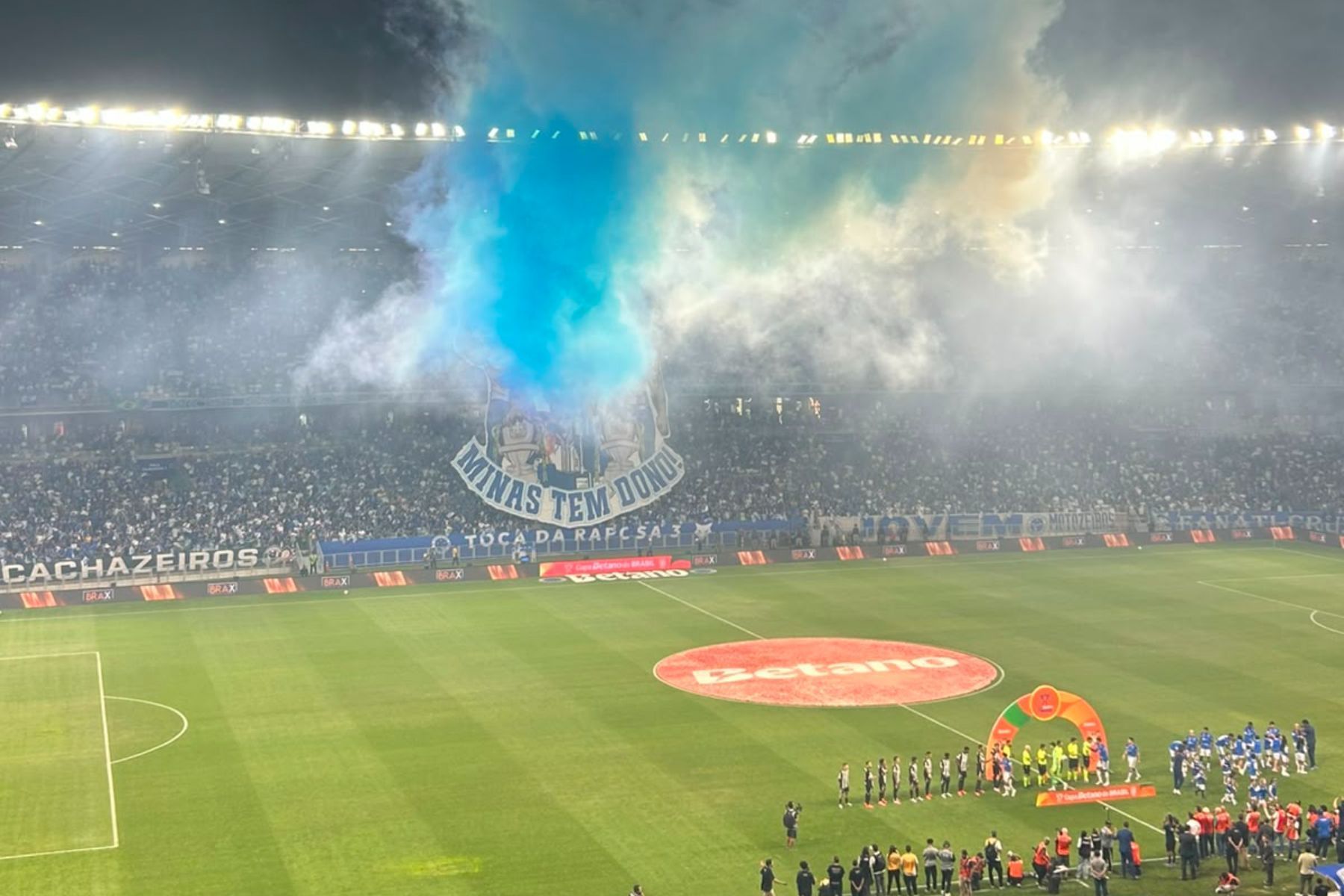 Torcida do Cruzeiro provoca Atlético e 'ostenta' Copas do Brasil no Mineirão
