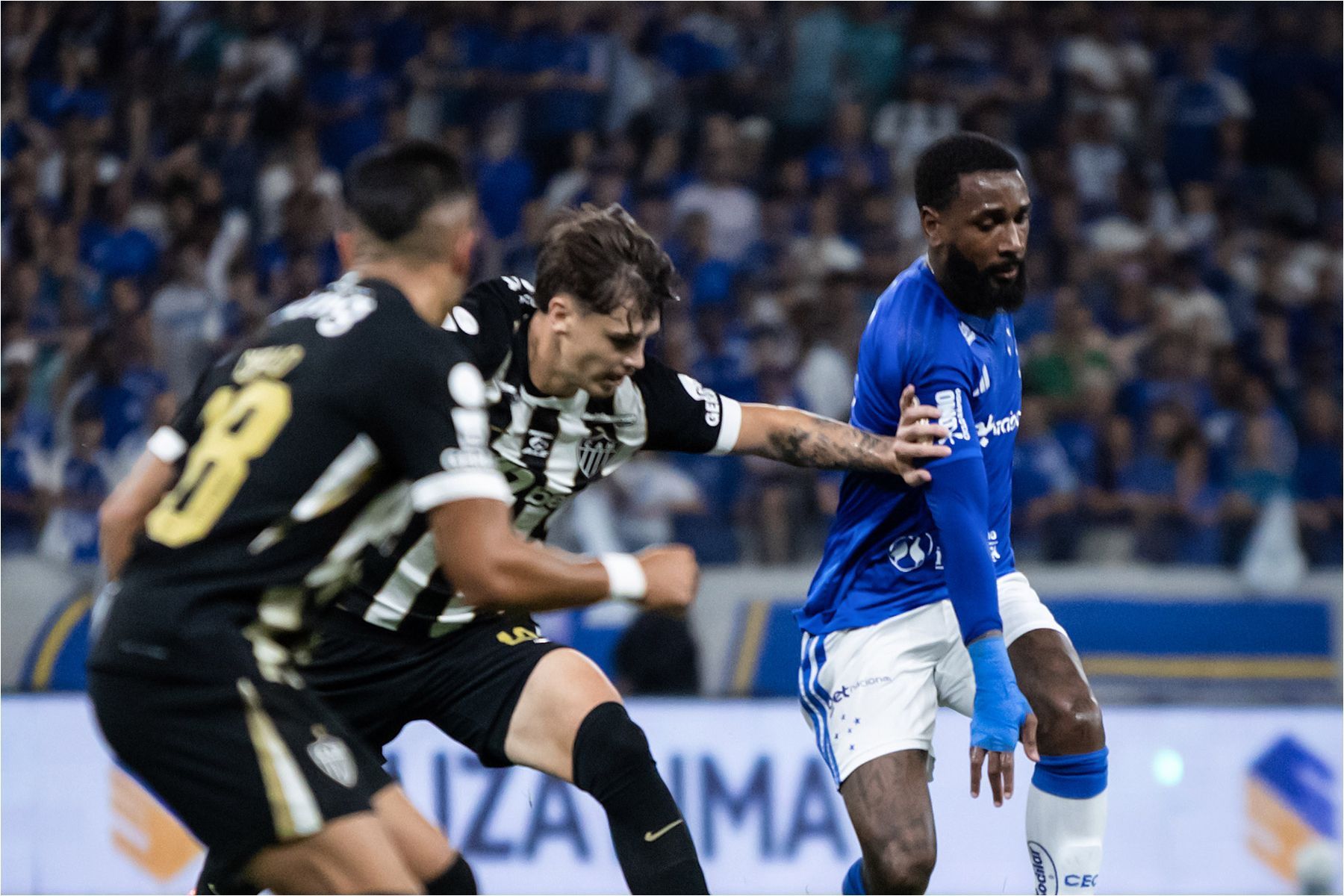 Em jogo eletrizante, Cruzeiro e Atlético empatam na ida das quartas da Copa do Brasil