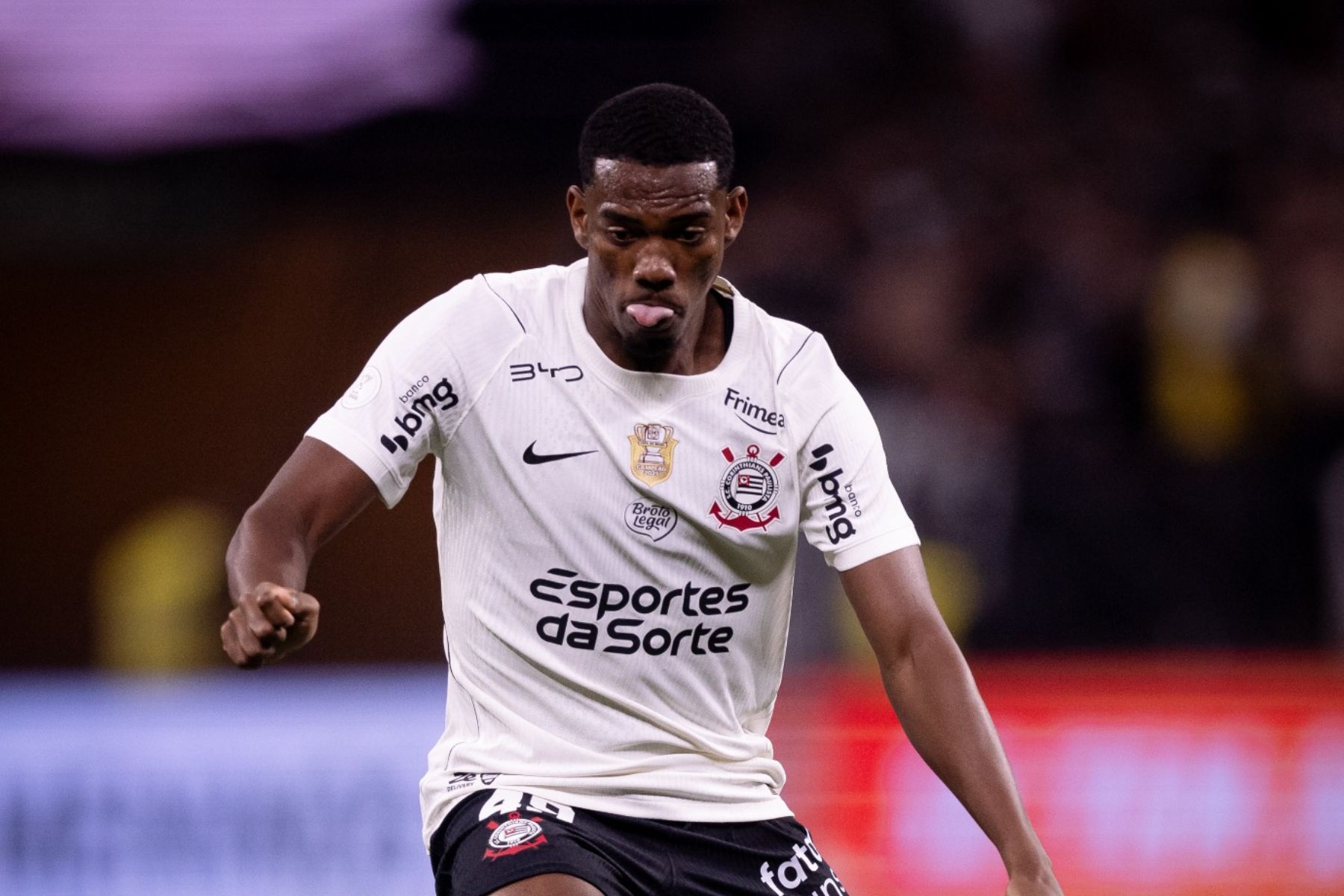 Corinthians aguarda proposta do Forest por André e estabelece condições