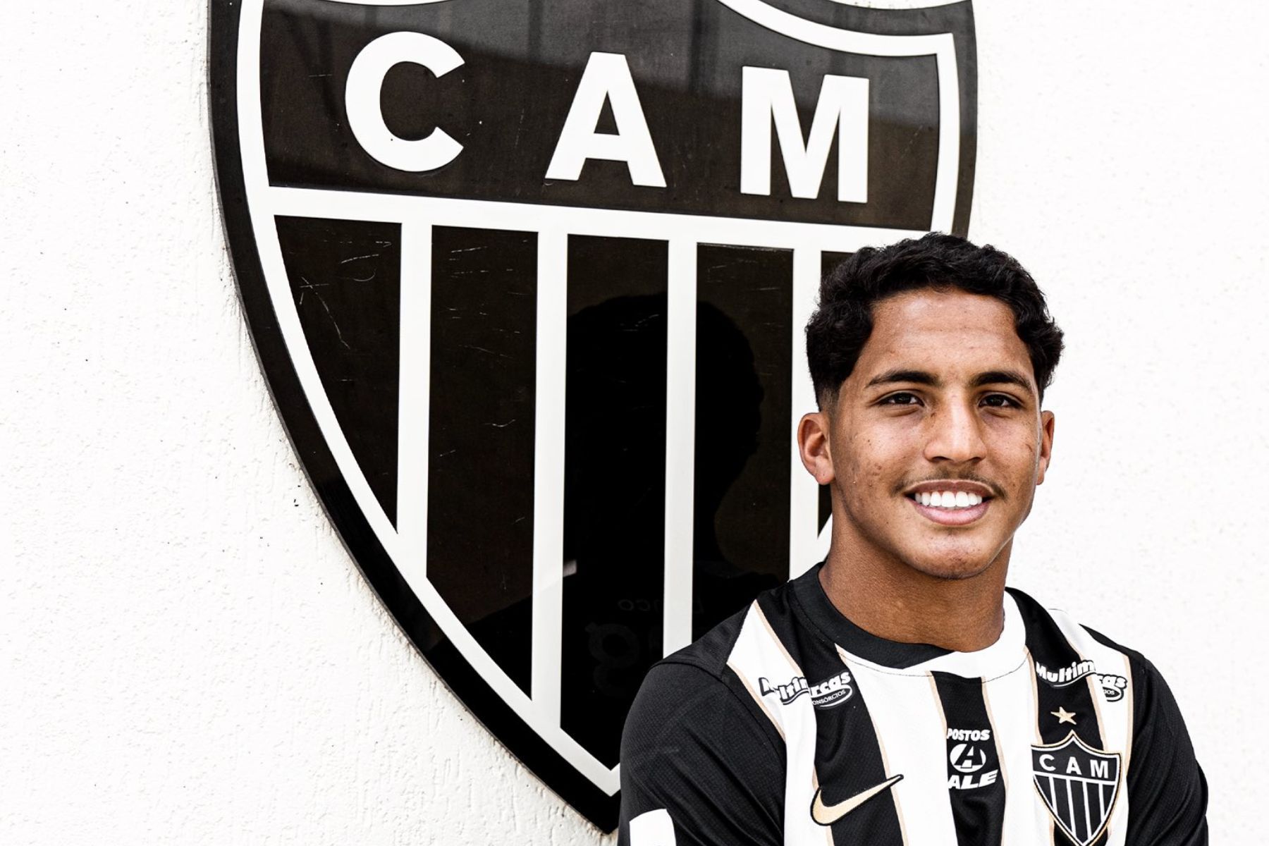 Atlético anuncia renovação de contrato com Riquelme, joia da base